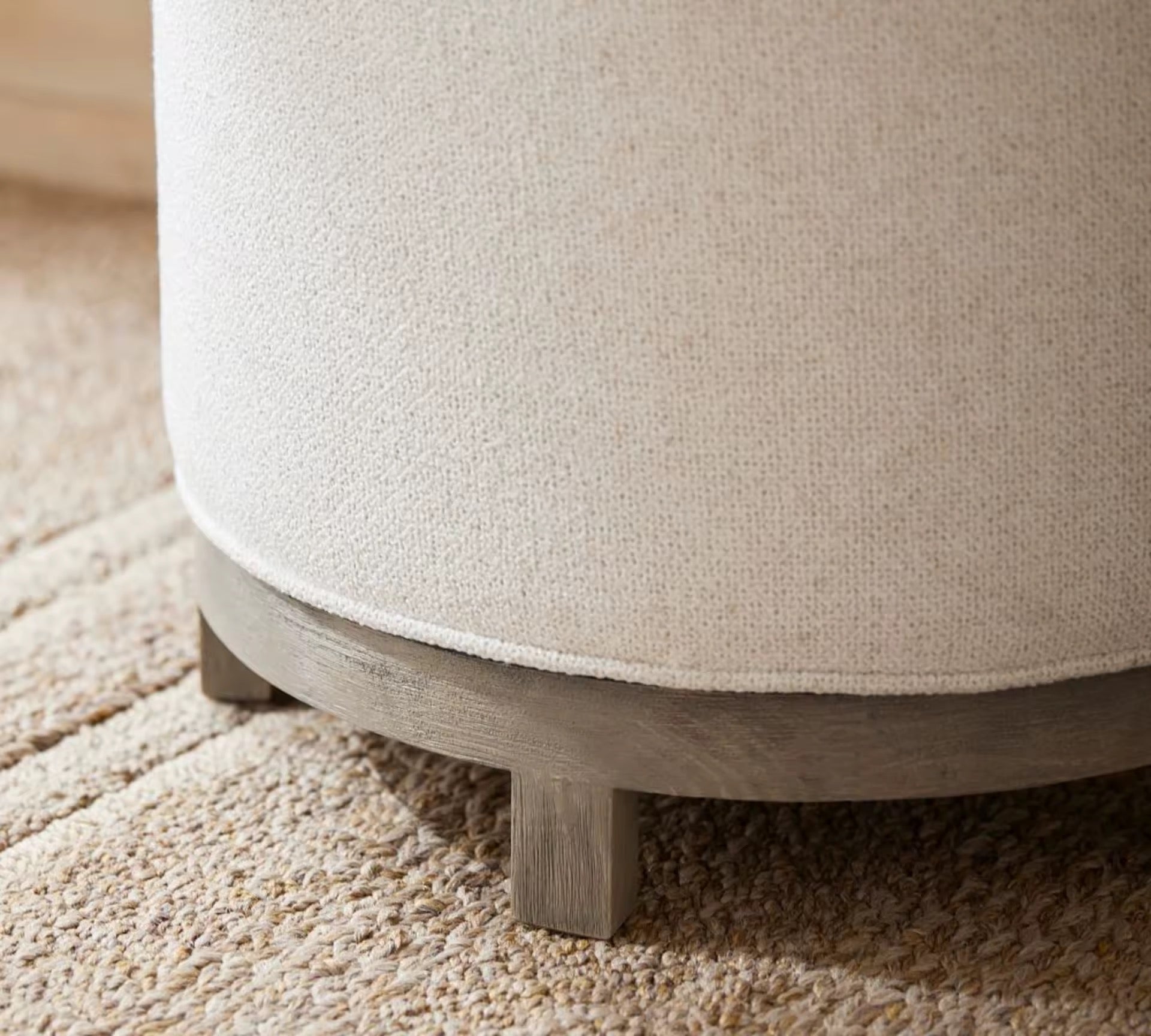 Pouf rond en tissu et base bois massif - Bohaé Paris