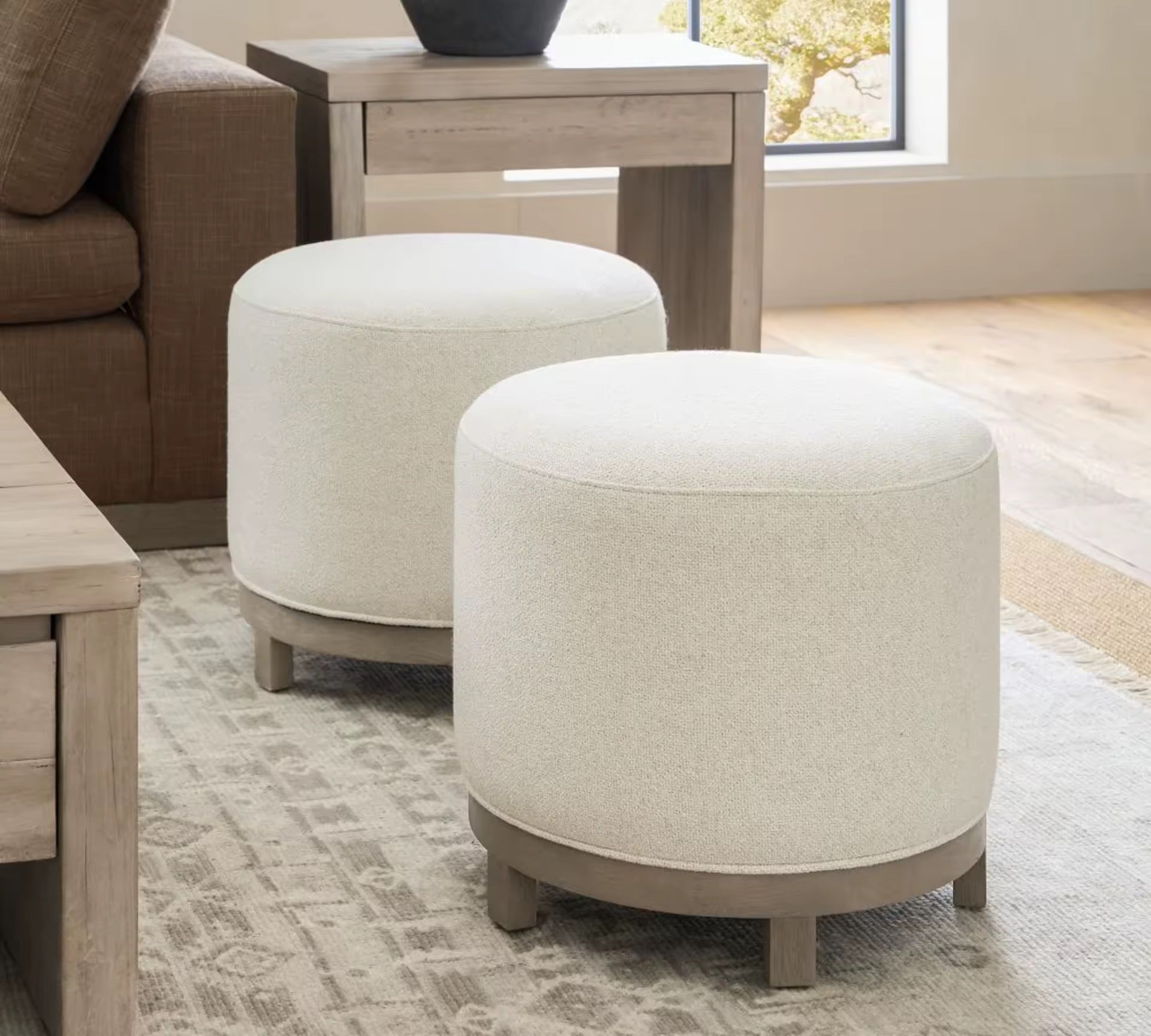 Pouf rond en tissu et base bois massif - Bohaé Paris